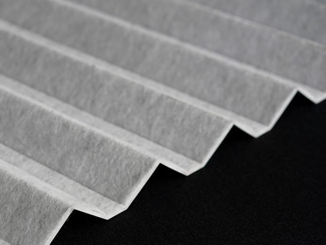 Detailaufnahme des Vlieses auf Wellblech